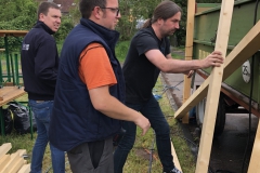 Tobias,Benjamin und Peter bauen die Überdachung